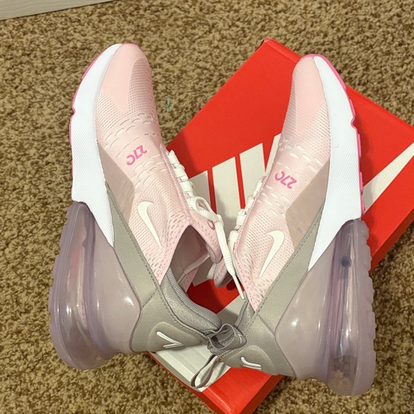 Women’s Nike Air 270 Shoes - Picture 4 of 8